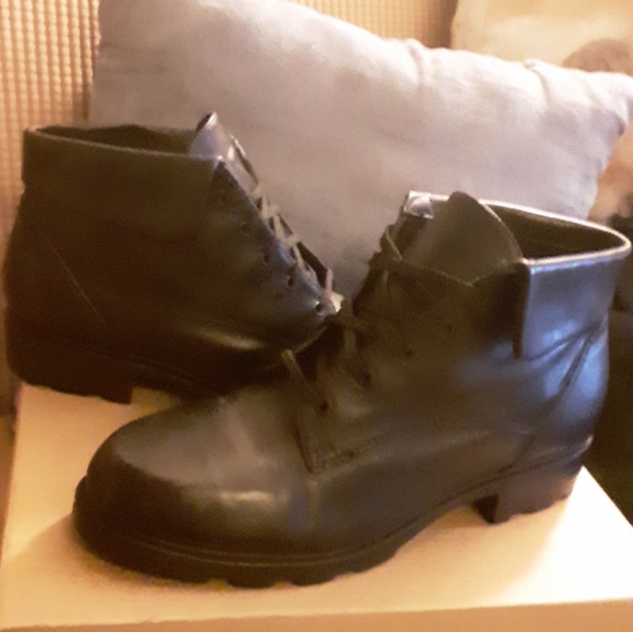 Womans Boots - Picture 2 of 8